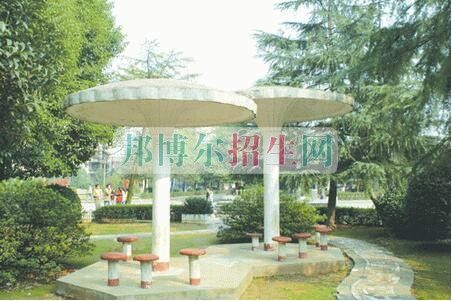 有應用電子技術(shù)學校嗎