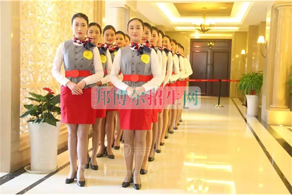 成都航空旅游職業(yè)學(xué)校開啟新學(xué)期首場招聘，場面火爆美女如云