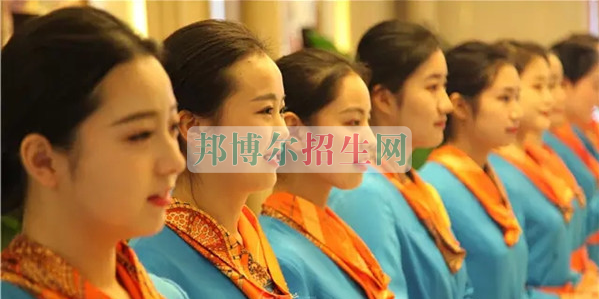 成都航空旅游職業(yè)學(xué)校開啟新學(xué)期首場招聘，場面火爆美女如云