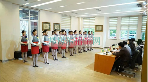 成都航空旅游職業(yè)學(xué)校開啟新學(xué)期首場招聘，場面火爆美女如云