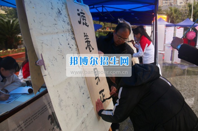 南充師范學(xué)?；ㄩ_滿堂盛世春——南充師范歡慶“三八”節(jié)