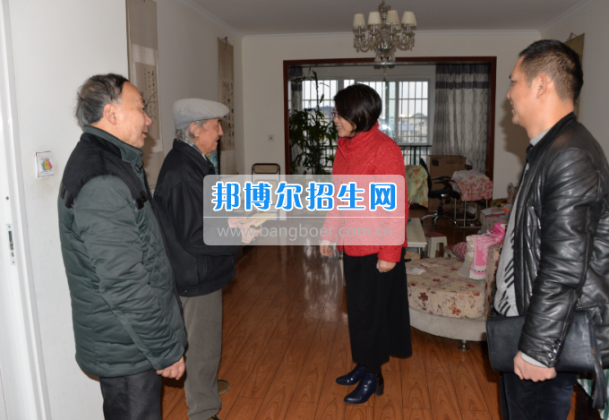 川南幼兒師范高等專科學校領導帶隊慰問生活困難教職工、老黨員和老干部