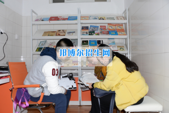 川南幼兒師范高等?？茖W(xué)校黨團(tuán)工作站、圖書(shū)漂流站在學(xué)生公寓正式運(yùn)行