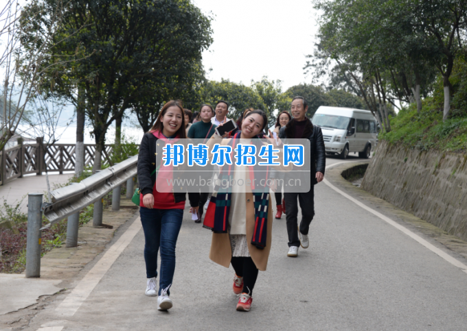 川南幼兒師范高等?？茖W(xué)校舉行慶祝國際勞動(dòng)?jì)D女節(jié)活動(dòng)