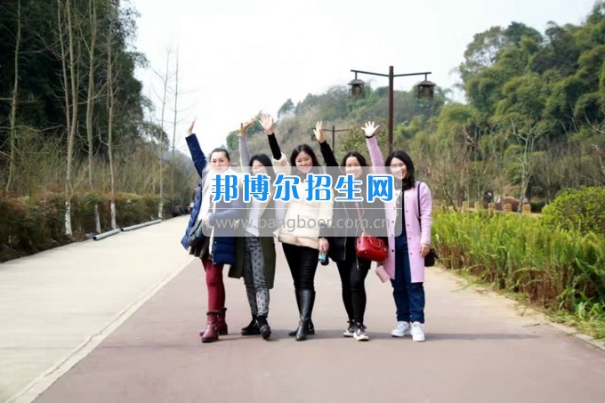 四川省樂山市第一職業(yè)高級(jí)中學(xué)春風(fēng)十里，不如你
