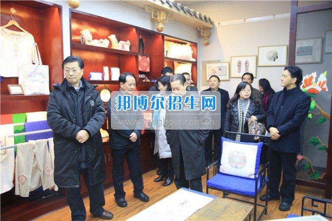 四川音樂(lè)學(xué)院黨委書(shū)記、院長(zhǎng)林戈?duì)柦淌谝恍械酱ū庇變簬煼陡叩葘？茖W(xué)?？疾? width=