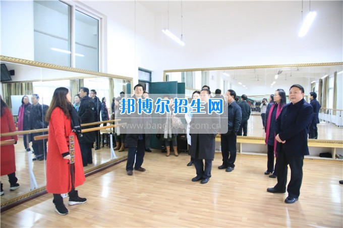 四川音樂(lè)學(xué)院黨委書(shū)記、院長(zhǎng)林戈?duì)柦淌谝恍械酱ū庇變簬煼陡叩葘？茖W(xué)?？疾? width=