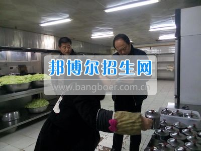市食藥局、教育局領(lǐng)導(dǎo)到四川省什邡市職業(yè)中專學(xué)校食堂檢查開學(xué)工作