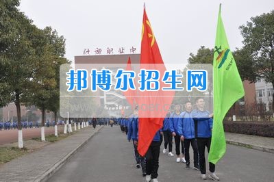 四川省什邡市職業(yè)中專學校拉練路上，我們擼起袖子邁步向前