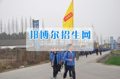 四川省什邡市職業(yè)中專學校拉練路上，我們擼起袖子邁步向前