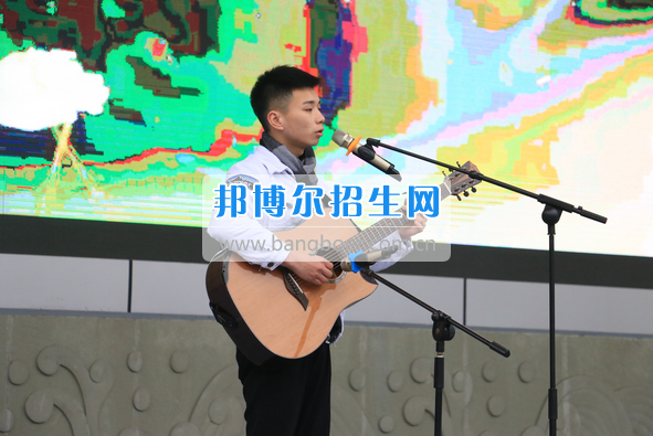 成都市洞子口職業(yè)高級中學舉行“成都，因我更美麗”主題開學典禮