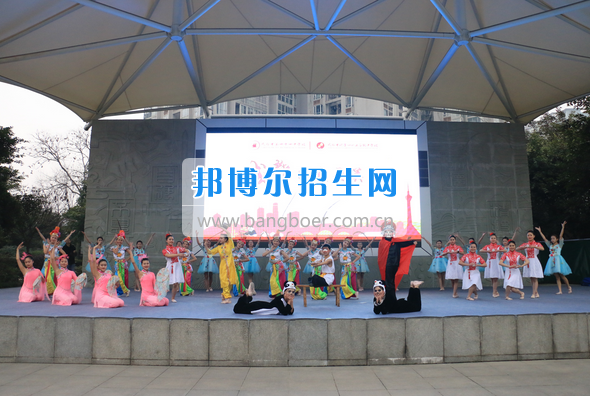 成都市洞子口職業(yè)高級中學舉行“成都，因我更美麗”主題開學典禮