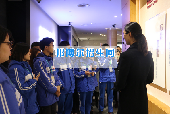 成都市洞子口職業(yè)高級中學舉行“成都，因我更美麗”主題開學典禮