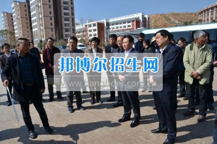 州委、州政府主要領(lǐng)導調(diào)研大理衛(wèi)校整體搬遷建設(shè)工作  2月10日下午，州委書記陳堅和州委副書記、州長楊健等領(lǐng)導蒞臨大理衛(wèi)校(大理護理職業(yè)學院)海東新校區(qū)，對學校整體搬遷項目建設(shè)情況進行實地調(diào)研，并在龍山國際會議中心主持召開推進大理衛(wèi)校(大理護理職業(yè)學院)整體搬遷建設(shè)專題會議。楊泓濤校長代表學校匯報了學校的工作情況，海開委、州衛(wèi)計委、州教育局、州財政局、州發(fā)改委、州委編辦、州人社局、州審計局等部門領(lǐng)導對大理衛(wèi)校(大理護理職業(yè)學院)整體搬遷建設(shè)情況進行了匯報說明。   會上,陳堅書記強調(diào),各主管部門要站在促進全州教育、衛(wèi)生事業(yè)發(fā)展的高度，加強協(xié)調(diào)聯(lián)動,幫助解決大理衛(wèi)校整體搬遷工作推進上的瓶頸問題,以高標準、嚴要求組織驗收和掃尾工作，保證施工安全、建筑安全及搬遷后的校園安全。楊健州長重申了實現(xiàn)整體搬遷的意義，并要求學校要在升格組建大理護理職業(yè)學院的同時，保留大理衛(wèi)校的牌子和教學優(yōu)勢，不斷提高辦學質(zhì)量，擴大辦學規(guī)模，為全州衛(wèi)生事業(yè)發(fā)展輸送更多優(yōu)質(zhì)人才。   此次調(diào)研和座談會充分體現(xiàn)了州委、州政府對于學校整體搬遷建設(shè)的高度重視，也為學校發(fā)展指明了方向。學校領(lǐng)導對州委、州政府長期以來對學校的關(guān)心和支持致以衷心的感謝，并表示將按照會議的相關(guān)要求，抓實各項搬遷準備工作，確保按時完成搬遷辦學。多措并舉做好資金籌措和師資隊伍建設(shè)，齊心協(xié)力將大理衛(wèi)校(大理護理職業(yè)學院)打造成為一所具有特色的一流高等護理職業(yè)院校。