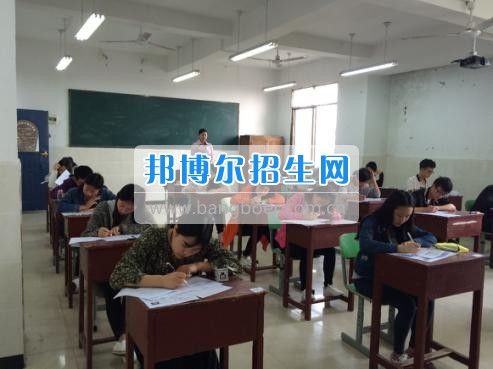四川三河職業(yè)學院五年制轉(zhuǎn)錄考試工作圓滿結(jié)束  4月6日-7日，根據(jù)《四川三河職業(yè)學院2017年五年制轉(zhuǎn)錄考核方案》要求，2017年五年制轉(zhuǎn)錄考試在聯(lián)辦學校合江少岷職業(yè)技術(shù)學校張灣校區(qū)舉行，考試由教務處丁小林副處長組織，少岷職校有關(guān)領(lǐng)導共同配合開展，考試組織嚴密、紀律正常、圓滿完成了2017年五年制轉(zhuǎn)錄考試工作。