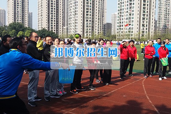 重慶教育管理學(xué)校組隊(duì)參加巴南區(qū)第十四屆教職工趣味體育運(yùn)動會 