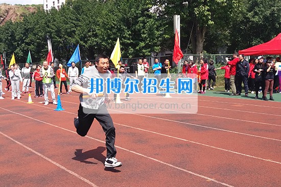 重慶教育管理學(xué)校組隊(duì)參加巴南區(qū)第十四屆教職工趣味體育運(yùn)動會 