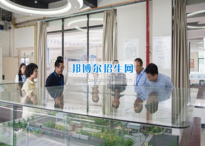 四川省一帶一路促進(jìn)會(huì)會(huì)長(zhǎng)林忠清一行來四川省經(jīng)濟(jì)管理學(xué)校參觀考察，共同商建“一帶一路國(guó)際職業(yè)教育中心”