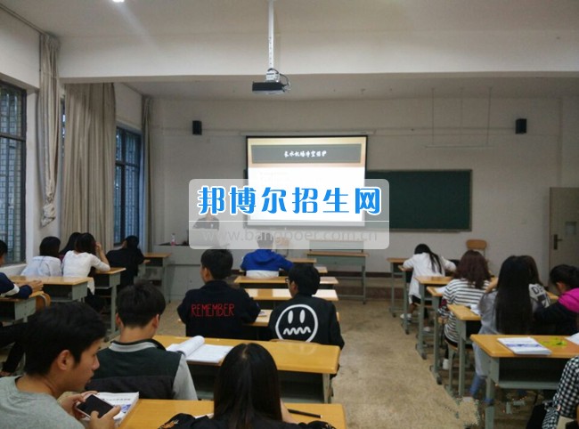 云南商務(wù)職業(yè)學(xué)院召開“機(jī)場凈空安全保護(hù)”主題班會(huì)