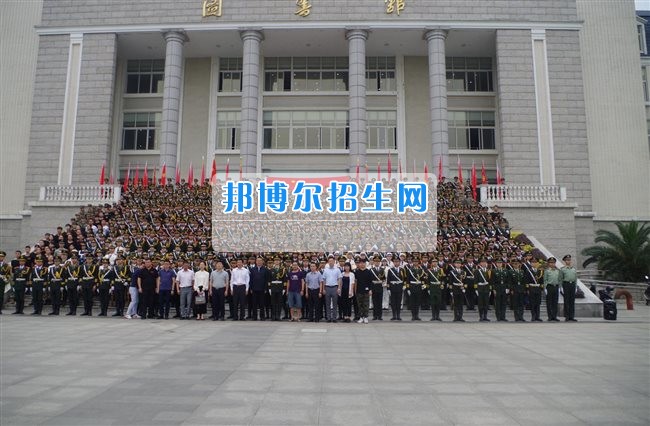 四川管理職業(yè)學(xué)院國(guó)旗隊(duì)參加四川省高校國(guó)旗護(hù)衛(wèi)隊(duì)會(huì)操交流活動(dòng)  為慶祝中國(guó)人民解放軍建軍90周年，推進(jìn)西南地區(qū)高校國(guó)旗文化的發(fā)展，持續(xù)發(fā)揮升旗儀式的教育引導(dǎo)作用，深化愛(ài)國(guó)主義教育，5月20日，我院國(guó)旗隊(duì)?wèi)?yīng)邀參加了由四川大學(xué)錦城學(xué)院發(fā)起的會(huì)操交流活動(dòng)。  全省28所高校的國(guó)旗護(hù)衛(wèi)隊(duì)，近千名國(guó)旗手齊聚一堂。在莊嚴(yán)的升旗儀式后，活動(dòng)進(jìn)入會(huì)操展示環(huán)節(jié)。我院國(guó)旗隊(duì)邁著整齊劃一的步伐走過(guò)主席臺(tái)，展示出了優(yōu)秀的訓(xùn)練水平和昂揚(yáng)的精神風(fēng)貌。當(dāng)天下午，在四川大學(xué)錦城學(xué)院大禮堂舉行了“以我火紅青春、譜寫(xiě)國(guó)旗禮贊”大學(xué)生升旗手文藝匯演。我院代表隊(duì)以?xún)?yōu)雅的舞姿展現(xiàn)了大學(xué)生青春的風(fēng)采。表達(dá)了對(duì)祖國(guó)與學(xué)院的炙熱情感和嚴(yán)于律己的學(xué)習(xí)態(tài)度。  此次會(huì)操交流活動(dòng)，加強(qiáng)了省內(nèi)各高校國(guó)旗護(hù)衛(wèi)隊(duì)間的聯(lián)系，弘揚(yáng)了愛(ài)國(guó)、愛(ài)旗、護(hù)旗的精神，獲得了寶貴的經(jīng)驗(yàn)，明確了努力的方向。我院國(guó)旗隊(duì)的隊(duì)員們紛紛表示：要肩負(fù)起捍衛(wèi)國(guó)旗尊嚴(yán)、宣傳國(guó)旗文化的神圣使命!