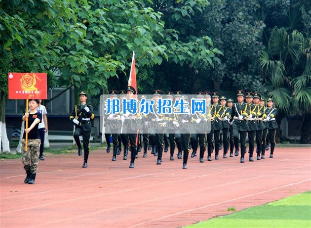 四川管理職業(yè)學(xué)院國(guó)旗隊(duì)參加四川省高校國(guó)旗護(hù)衛(wèi)隊(duì)會(huì)操交流活動(dòng)  為慶祝中國(guó)人民解放軍建軍90周年，推進(jìn)西南地區(qū)高校國(guó)旗文化的發(fā)展，持續(xù)發(fā)揮升旗儀式的教育引導(dǎo)作用，深化愛(ài)國(guó)主義教育，5月20日，我院國(guó)旗隊(duì)?wèi)?yīng)邀參加了由四川大學(xué)錦城學(xué)院發(fā)起的會(huì)操交流活動(dòng)。  全省28所高校的國(guó)旗護(hù)衛(wèi)隊(duì)，近千名國(guó)旗手齊聚一堂。在莊嚴(yán)的升旗儀式后，活動(dòng)進(jìn)入會(huì)操展示環(huán)節(jié)。我院國(guó)旗隊(duì)邁著整齊劃一的步伐走過(guò)主席臺(tái)，展示出了優(yōu)秀的訓(xùn)練水平和昂揚(yáng)的精神風(fēng)貌。當(dāng)天下午，在四川大學(xué)錦城學(xué)院大禮堂舉行了“以我火紅青春、譜寫(xiě)國(guó)旗禮贊”大學(xué)生升旗手文藝匯演。我院代表隊(duì)以?xún)?yōu)雅的舞姿展現(xiàn)了大學(xué)生青春的風(fēng)采。表達(dá)了對(duì)祖國(guó)與學(xué)院的炙熱情感和嚴(yán)于律己的學(xué)習(xí)態(tài)度。  此次會(huì)操交流活動(dòng)，加強(qiáng)了省內(nèi)各高校國(guó)旗護(hù)衛(wèi)隊(duì)間的聯(lián)系，弘揚(yáng)了愛(ài)國(guó)、愛(ài)旗、護(hù)旗的精神，獲得了寶貴的經(jīng)驗(yàn)，明確了努力的方向。我院國(guó)旗隊(duì)的隊(duì)員們紛紛表示：要肩負(fù)起捍衛(wèi)國(guó)旗尊嚴(yán)、宣傳國(guó)旗文化的神圣使命!