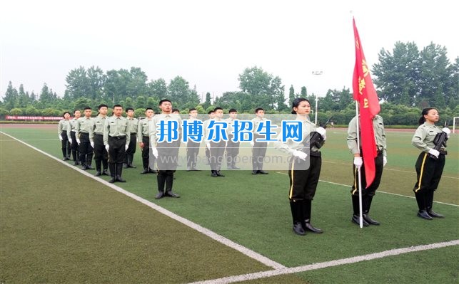 四川管理職業(yè)學(xué)院國(guó)旗隊(duì)參加四川省高校國(guó)旗護(hù)衛(wèi)隊(duì)會(huì)操交流活動(dòng)  為慶祝中國(guó)人民解放軍建軍90周年，推進(jìn)西南地區(qū)高校國(guó)旗文化的發(fā)展，持續(xù)發(fā)揮升旗儀式的教育引導(dǎo)作用，深化愛(ài)國(guó)主義教育，5月20日，我院國(guó)旗隊(duì)?wèi)?yīng)邀參加了由四川大學(xué)錦城學(xué)院發(fā)起的會(huì)操交流活動(dòng)。  全省28所高校的國(guó)旗護(hù)衛(wèi)隊(duì)，近千名國(guó)旗手齊聚一堂。在莊嚴(yán)的升旗儀式后，活動(dòng)進(jìn)入會(huì)操展示環(huán)節(jié)。我院國(guó)旗隊(duì)邁著整齊劃一的步伐走過(guò)主席臺(tái)，展示出了優(yōu)秀的訓(xùn)練水平和昂揚(yáng)的精神風(fēng)貌。當(dāng)天下午，在四川大學(xué)錦城學(xué)院大禮堂舉行了“以我火紅青春、譜寫(xiě)國(guó)旗禮贊”大學(xué)生升旗手文藝匯演。我院代表隊(duì)以?xún)?yōu)雅的舞姿展現(xiàn)了大學(xué)生青春的風(fēng)采。表達(dá)了對(duì)祖國(guó)與學(xué)院的炙熱情感和嚴(yán)于律己的學(xué)習(xí)態(tài)度。  此次會(huì)操交流活動(dòng)，加強(qiáng)了省內(nèi)各高校國(guó)旗護(hù)衛(wèi)隊(duì)間的聯(lián)系，弘揚(yáng)了愛(ài)國(guó)、愛(ài)旗、護(hù)旗的精神，獲得了寶貴的經(jīng)驗(yàn)，明確了努力的方向。我院國(guó)旗隊(duì)的隊(duì)員們紛紛表示：要肩負(fù)起捍衛(wèi)國(guó)旗尊嚴(yán)、宣傳國(guó)旗文化的神圣使命!