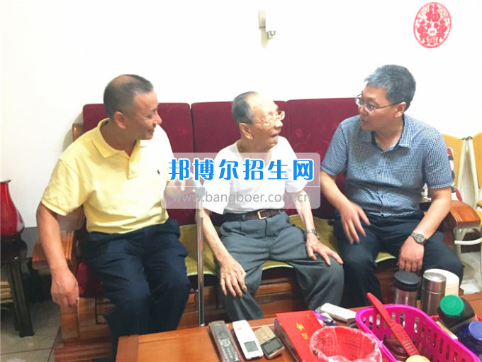 成都中醫(yī)藥大學(xué)領(lǐng)導(dǎo)走訪慰問(wèn)老黨員、困難黨員和群眾代表