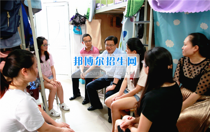 成都中醫(yī)藥大學(xué)領(lǐng)導(dǎo)走訪慰問(wèn)老黨員、困難黨員和群眾代表