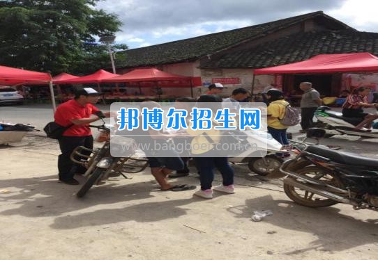 貴州大學(xué)科技學(xué)院暑期社會(huì)實(shí)踐服務(wù)團(tuán)好花紅分隊(duì)深入九門(mén)村、金田村、好花紅村開(kāi)展禁毒防艾宣傳