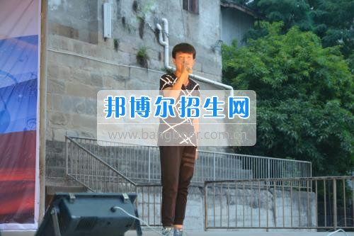 　　我校隆重舉行2017年預備班學生“各展所長，揚帆起航”文藝匯演  　　為了豐富同學們的課余生活，提高同學們的文藝素養(yǎng)，增強班級間的凝聚力和親和力。6月2日晚，我校在球類運動場舉辦了預備班“各展所長，揚帆起航”學生文藝匯演，全體預備班學生和職高部學生共800多名以及20多名教職工觀看了演出。  　　此次文藝匯演的節(jié)目內容形式多樣、內容豐富，激情的開場舞——《GOODBOY》中拉開了帷幕，伴隨著一陣陣掌聲，歌舞、小品、朗誦、相聲等精心準備的22個精彩的節(jié)目為觀眾呈現了一道豐富的視聽盛宴，最后全體師生齊唱的《難忘今宵》把本場文藝匯演推向了高潮，掌聲和歡呼聲此起彼伏，臺上臺下成了一片激情四溢的海洋，本場文藝匯演畫上了圓滿的句號。  　　此次文藝匯演演出的成功舉辦，充分彰顯了我校預備班學生的個性，讓預備班學生充分感受到育才職高的魅力。