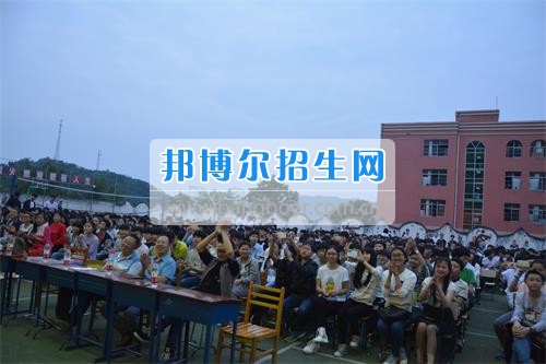 　　我校隆重舉行2017年預備班學生“各展所長，揚帆起航”文藝匯演  　　為了豐富同學們的課余生活，提高同學們的文藝素養(yǎng)，增強班級間的凝聚力和親和力。6月2日晚，我校在球類運動場舉辦了預備班“各展所長，揚帆起航”學生文藝匯演，全體預備班學生和職高部學生共800多名以及20多名教職工觀看了演出。  　　此次文藝匯演的節(jié)目內容形式多樣、內容豐富，激情的開場舞——《GOODBOY》中拉開了帷幕，伴隨著一陣陣掌聲，歌舞、小品、朗誦、相聲等精心準備的22個精彩的節(jié)目為觀眾呈現了一道豐富的視聽盛宴，最后全體師生齊唱的《難忘今宵》把本場文藝匯演推向了高潮，掌聲和歡呼聲此起彼伏，臺上臺下成了一片激情四溢的海洋，本場文藝匯演畫上了圓滿的句號。  　　此次文藝匯演演出的成功舉辦，充分彰顯了我校預備班學生的個性，讓預備班學生充分感受到育才職高的魅力。