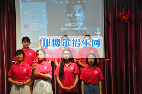 重慶工商大學(xué)派斯學(xué)院舉行青春“三下鄉(xiāng)”，我們?cè)诼飞匣顒?dòng)