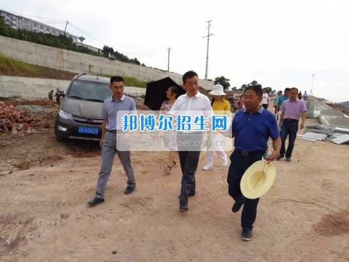 重慶財經(jīng)職業(yè)學院領導視察校園擴建工程建設情況并聽取工作匯報