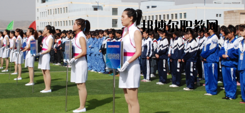 升學(xué)都是選拔性的考試，所以對(duì)同學(xué)們都有分?jǐn)?shù)要求是很正常的，而初中升學(xué)又分為高中和普通中職學(xué)校，而這兩個(gè)之間的錄取都是不一樣的，在分?jǐn)?shù)上面的要求區(qū)別比較大，那么，白銀工業(yè)學(xué)校招生錄取分?jǐn)?shù)線是多少呢?接下來就為同學(xué)們整理一下。  白銀工業(yè)學(xué)校錄取分?jǐn)?shù)線 白銀市普高錄取分?jǐn)?shù)線：460分  白銀工業(yè)學(xué)校拓展閱讀 學(xué)校擁有一支學(xué)歷層次高、專業(yè)水平強(qiáng)、敬業(yè)愛崗、專兼結(jié)合、充滿活力的高素質(zhì)教師隊(duì)伍，學(xué)校現(xiàn)有專兼結(jié)合的教師近200人。其中，研究生學(xué)歷11人，本科學(xué)歷89人，學(xué)歷合格率達(dá)92%以上;有高級(jí)職稱25人，中級(jí)職稱76人;基礎(chǔ)課教師48人，專業(yè)課教師67人，實(shí)習(xí)指導(dǎo)教師33人，雙師型教師占16人。教師的學(xué)歷、職稱結(jié)構(gòu)合理，完全能滿足學(xué)校的教學(xué)、實(shí)習(xí)實(shí)訓(xùn)需要。  學(xué)校擁有十一個(gè)專業(yè)實(shí)訓(xùn)室。即電子電工實(shí)訓(xùn)室、建筑材料實(shí)訓(xùn)室、機(jī)電一體化實(shí)訓(xùn)室、電焊實(shí)訓(xùn)室、電器維修實(shí)訓(xùn)室、電鋼琴實(shí)驗(yàn)實(shí)訓(xùn)室、金工實(shí)訓(xùn)室、模具數(shù)控實(shí)訓(xùn)室、CID制圖室、中高級(jí)電工考核室、銑工實(shí)訓(xùn)室。擁有四大實(shí)驗(yàn)室，即化工實(shí)驗(yàn)室、物理實(shí)驗(yàn)室、財(cái)會(huì)模擬實(shí)驗(yàn)室、語音實(shí)驗(yàn)室。擁有六個(gè)微機(jī)室，多媒體教室、電教室等現(xiàn)代化教學(xué)設(shè)施。并建成校園網(wǎng)及遠(yuǎn)程教育網(wǎng)。學(xué)校將于5月份開工興建的實(shí)訓(xùn)樓建成后，將進(jìn)一步改善實(shí)訓(xùn)條件。學(xué)校分南北兩個(gè)校區(qū)，占地面積500余畝，校舍建筑面積66000平方米。  上文，就是小編為同學(xué)們整理的關(guān)于白銀工業(yè)學(xué)校所在地的普高錄取分?jǐn)?shù)線，同學(xué)們可以通過這個(gè)分?jǐn)?shù)線來分析自己現(xiàn)在的一個(gè)成績，能夠上高中的話及盡量的上高中。