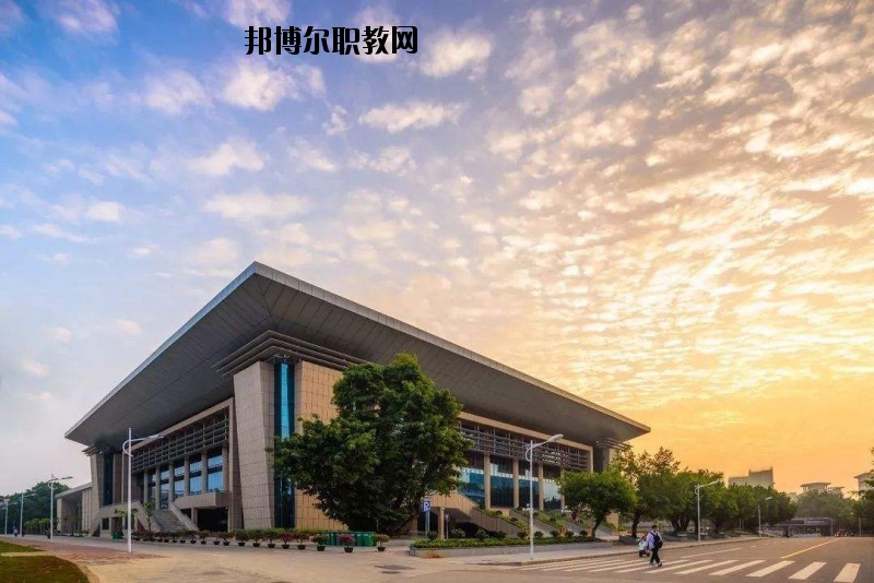 咸寧生物機(jī)電工程學(xué)校2020年報(bào)名條件、招生要求、招生對(duì)象