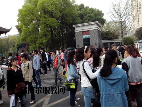 成都國演藝術(shù)學(xué)校2020年報(bào)名條件、招生要求、招生對(duì)象
