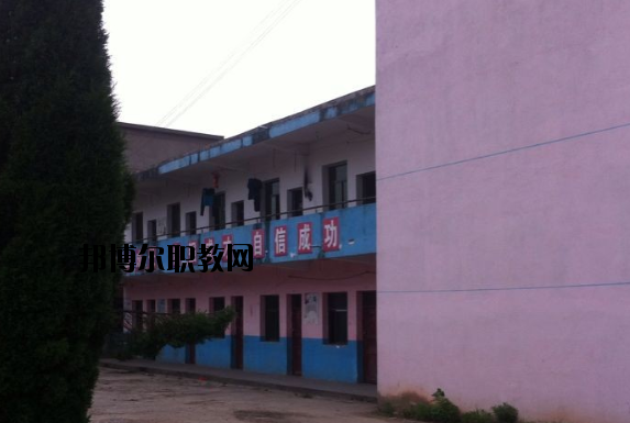 不同的同學(xué)對于學(xué)校宿舍的要求也是不一樣的。有的同學(xué)認(rèn)為學(xué)校宿舍休息的條件就可以了，而有的同學(xué)則希望學(xué)校宿舍還有可以學(xué)習(xí)的條件，這樣自己以后如果有沒有完成的學(xué)習(xí)任務(wù)還可以在宿舍繼續(xù)完成。當(dāng)學(xué)校的宿舍條件滿足同學(xué)們的預(yù)期的時(shí)候，這所學(xué)校被選擇的幾率也會(huì)大大提高。  上饒中等職業(yè)學(xué)校宿舍條件 學(xué)校宿舍寬敞明亮，配有衛(wèi)生間、空調(diào)、書桌、柜子、熱水等等設(shè)施，條件較好。  上饒中等職業(yè)學(xué)校辦學(xué)條件 1、學(xué)校坐落在上饒市近郊皂頭鎮(zhèn)，擁有自建的獨(dú)立校園，校區(qū)占地面積60余畝，建筑面積24100平方米，環(huán)境幽雅，交通便利，各類設(shè)施齊全，公寓式宿舍并配有空調(diào)，是莘莘學(xué)子理想的求學(xué)深造之地。  2、教學(xué)儀器設(shè)備總值380多萬，圖書2萬余冊，現(xiàn)代教育教學(xué)設(shè)施完備，建有計(jì)算機(jī)房、語音室、形體房、電子實(shí)訓(xùn)室、多媒體教室、大禮堂、電子閱覽室、琴房和教育實(shí)習(xí)基地等各類教學(xué)場所。  3、現(xiàn)有全日制教學(xué)班級15多個(gè)，在校學(xué)生600多人。  上饒中等職業(yè)學(xué)校獲得成就 學(xué)校辦學(xué)十五年來，先后培養(yǎng)了八千多名合格的畢業(yè)生，從我校走出的畢業(yè)生一大批都已成為企業(yè)的技術(shù)骨干和管理人員，學(xué)校先后被省教育廳授予“江西省示范中等職業(yè)學(xué)校”“江西省中等職業(yè)學(xué)校先進(jìn)單位”上饒市政府授予“全市先進(jìn)學(xué)校”上饒市教育局授予“上饒市重點(diǎn)職業(yè)學(xué)校”等榮譽(yù)稱號。  小編總結(jié) 我們可以看到學(xué)校的宿舍寬敞明亮，配有衛(wèi)生間、空調(diào)、書桌、柜子、熱水等等設(shè)施，條件較好，無論同學(xué)們是在寢室學(xué)習(xí)還是休息都是很方便的?？催^上饒中等職業(yè)學(xué)校的宿舍條件以后，小伙伴們覺得學(xué)校的宿舍怎么樣呢?
