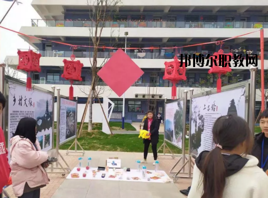 每一所學(xué)校開設(shè)的專業(yè)都是不一樣的，這是因為學(xué)校在一開始的時候所擁有辦學(xué)條件就是不一樣的。有的學(xué)校之所以可以開設(shè)這個專業(yè)，那是因為學(xué)校擁有這方面的教學(xué)資源，例如教學(xué)設(shè)施、師資力量等等，而不具備這個條件的話，學(xué)校也是不能開設(shè)該專業(yè)的。  信豐星泓職業(yè)學(xué)校招生專業(yè) 機(jī)電技術(shù)應(yīng)用、食品生物工藝、旅游服務(wù)與管理、電子商務(wù)、計算機(jī)平面設(shè)計。  信豐星泓職業(yè)學(xué)校簡介 江西信豐星泓職業(yè)學(xué)校位于江西省信豐縣工業(yè)園新陽路，是江西新泓教育投資有限公司投資三個億精心建造的重慶市行知教育集團(tuán)傾情打造的高檔次教育產(chǎn)業(yè)園，2019年7月竣工，2019年8月25日開學(xué)。  信豐星泓職業(yè)學(xué)校辦學(xué)條件 學(xué)校占地面積173畝，校舍建筑面積40000平方米，學(xué)校教學(xué)科研設(shè)備總值達(dá)2000多萬元，開設(shè)的專業(yè)有：食品生物工藝、計算機(jī)平面設(shè)計、機(jī)電技術(shù)應(yīng)用(工業(yè)機(jī)器人)、旅游服務(wù)與管理、電子商務(wù)。  小編總結(jié) 看過信豐星泓職業(yè)學(xué)校開設(shè)的專業(yè)以后，同學(xué)們有沒有找到自己喜歡的專業(yè)呢?我們可以看到這所學(xué)校開設(shè)的專業(yè)包括有機(jī)電技術(shù)應(yīng)用、食品生物工藝、旅游服務(wù)與管理、電子商務(wù)、計算機(jī)平面設(shè)計等，都是在當(dāng)下比較熱門的專業(yè)，是比較好就業(yè)的。