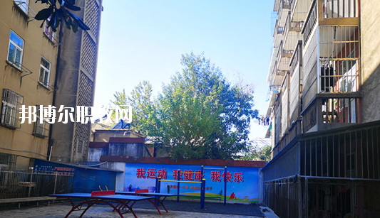 在對這所學(xué)校進(jìn)行判斷以后，才會知道不同學(xué)校之間所公布的各方面情況都是不同的，而這些信息也是需要學(xué)生自己去進(jìn)行判斷的，當(dāng)然了其中有關(guān)于學(xué)校的住宿環(huán)境也是需要被學(xué)生所了解的，畢竟這是每個(gè)學(xué)生在學(xué)校的住宿情況。  蕪湖職業(yè)技術(shù)學(xué)院附屬中等職業(yè)學(xué)校住宿條件 學(xué)生宿舍實(shí)行四人間公寓化、封閉式管理，并配有校園公共浴室、住宿條件不錯(cuò)，給學(xué)生提供了一個(gè)舒適、安全的學(xué)習(xí)和生活環(huán)境。  蕪湖職業(yè)技術(shù)學(xué)院附屬中等職業(yè)學(xué)校辦學(xué)條件 學(xué)校坐落在美麗的鏡湖公園和九蓮塘公園中間，是市中心唯一的一所公辦職業(yè)學(xué)校，交通便利，環(huán)境優(yōu)美，生活方便。學(xué)校本著對教育教學(xué)質(zhì)量和學(xué)生負(fù)責(zé)的態(tài)度，劃定最低錄取線。住校生宿舍條件優(yōu)越，實(shí)行公寓化、封閉式管理。學(xué)校教學(xué)設(shè)備齊全，多媒體電教室、多功能活動廳、計(jì)算機(jī)組裝實(shí)驗(yàn)室、數(shù)字化動漫實(shí)驗(yàn)室、語言實(shí)驗(yàn)室、實(shí)訓(xùn)賓館、與學(xué)院聯(lián)網(wǎng)的校園網(wǎng)及學(xué)院擁有的實(shí)驗(yàn)實(shí)訓(xùn)室等，為學(xué)生提升動手能力、開拓視野創(chuàng)造了得天獨(dú)厚的條件。  蕪湖職業(yè)技術(shù)學(xué)院附屬中等職業(yè)學(xué)校師資力量 近幾年我校一批優(yōu)秀教師、教壇新星脫穎而出，多人次獲國家、省、市一等獎項(xiàng)。我校現(xiàn)有正教授一名，省級特級教師一名(同類學(xué)校唯一)，高中級教師若干。學(xué)校聘請蕪湖職業(yè)技術(shù)學(xué)院專家教授組成教學(xué)督導(dǎo)組實(shí)施教學(xué)督導(dǎo)，對備課、上課等教學(xué)環(huán)節(jié)進(jìn)行全程質(zhì)量評估，以督導(dǎo)促教學(xué)、以督導(dǎo)促創(chuàng)新、以督導(dǎo)促規(guī)范，使學(xué)生學(xué)有所成。我校教學(xué)計(jì)劃和課程設(shè)置是由學(xué)院、附校、用人單位、專業(yè)領(lǐng)域?qū)＜宜姆絽⑴c研發(fā)。已形成：頂層設(shè)計(jì)、分層教學(xué)、工學(xué)結(jié)合、系統(tǒng)培養(yǎng)的獨(dú)特教學(xué)模式。嚴(yán)把教學(xué)標(biāo)準(zhǔn)和畢業(yè)生質(zhì)量標(biāo)準(zhǔn)兩個(gè)關(guān)口。  以上所介紹的信息便是有關(guān)于蕪湖職業(yè)技術(shù)學(xué)院附屬中等職業(yè)學(xué)校的住宿情況，就可以知道其實(shí)這所學(xué)校對于學(xué)生的基本需求是可以滿足的，但是學(xué)生想要選擇其他方面的住宿情況話，就需要學(xué)生提前去對每所學(xué)校的住宿情況進(jìn)行了解。