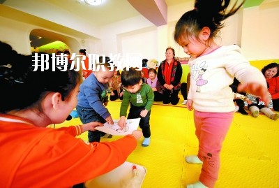 隨著二胎政策的放寬，我國(guó)新生兒的數(shù)量明顯增多，這也說(shuō)明，在未來(lái)的很長(zhǎng)一段時(shí)間里，幼師都是一個(gè)非常受歡迎的行業(yè)，而四川是座發(fā)展迅速，有深厚文化底蘊(yùn)的城市，自然是受到很多同學(xué)喜愛(ài)，近日，就會(huì)問(wèn)小編關(guān)于四川讀幼師學(xué)校好不好?那接下來(lái)，小編就給大家介紹一下四川幼師學(xué)校，如果你有更多疑問(wèn)，歡迎點(diǎn)擊右側(cè)的咨詢欄與我們交流。  四川讀幼師的就業(yè)前景 就業(yè)容易，畢業(yè)學(xué)生不愁“嫁”盡管當(dāng)前就業(yè)形勢(shì)嚴(yán)峻，各地大學(xué)生就業(yè)難度大，但許多城市的學(xué)前教育專業(yè)畢業(yè)生并未受影響，反而逆勢(shì)上漲，待遇也比往年有所提高。近年來(lái)，由于幼兒園發(fā)展的需要，很多單位幼兒教師奇缺，連男老師也變得搶手起來(lái)。學(xué)前、初教專業(yè)畢業(yè)生不愁“嫁”，甚至有很多幼教機(jī)構(gòu)到學(xué)校預(yù)約、搶簽畢業(yè)生，幼教人才受歡迎程度可見(jiàn)一斑。  四川讀幼師的優(yōu)勢(shì) 幼教項(xiàng)目的穩(wěn)定性強(qiáng)，不受市場(chǎng)沖擊，打造終身產(chǎn)業(yè)?，F(xiàn)階段，無(wú)論是從國(guó)家教育改革發(fā)展的全局出發(fā)，還是從目前有關(guān)民辦學(xué)前教育的法律法規(guī)政策等方面來(lái)看，民辦學(xué)前教育發(fā)展?jié)摿Χ际志薮?。其次，成就子女未?lái)。選擇了幼教工作，可以讓我們更懂得如何教育子女，對(duì)自己未來(lái)孩子接收良好的家庭教育有著十分重要的促進(jìn)作用。女性投身幼教行業(yè)后，長(zhǎng)期接受最先進(jìn)的幼教理念和適合中國(guó)幼兒的各類(lèi)課程，繼而在對(duì)自己子女的教育觀念和方法上也會(huì)更科學(xué)，為孩子今后的發(fā)展奠定更好的基礎(chǔ)。  德陽(yáng)科貿(mào)職業(yè)學(xué)院幼師升學(xué)班學(xué)前教育專業(yè)介紹 本專業(yè)順應(yīng)國(guó)家“幼有所育”學(xué)前教育決策和學(xué)前教育專業(yè)人才極度短缺的社會(huì)需求而設(shè)，是一個(gè)綜合性較強(qiáng)的專業(yè)，涵蓋0-6歲兒童的教育，作為人生起點(diǎn)教育的學(xué)前教育專業(yè)對(duì)人的一生的發(fā)展和教育起著重要的奠基作用。本專業(yè)緊密對(duì)接各級(jí)各類(lèi)幼兒園和早期教育機(jī)構(gòu)等實(shí)施合作辦學(xué)、合作育人，強(qiáng)化“四能”特長(zhǎng)(彈唱、舞蹈、美術(shù)、游戲)、“五會(huì)”素養(yǎng)(保育、保健、教育、溝通、管理)，致力于培養(yǎng)新時(shí)代“有愛(ài)心、有耐心、有恒心、有責(zé)任心”的學(xué)前教育人才。  培養(yǎng)目標(biāo)：本專業(yè)培養(yǎng)以立德樹(shù)人為己任，具有良好的職業(yè)道德、專業(yè)素養(yǎng)、協(xié)作精神、溝通能力和創(chuàng)新意識(shí)，擁有先進(jìn)的幼兒教育理念，具有較扎實(shí)的學(xué)前教育的專業(yè)知識(shí)與專業(yè)技能，具備較強(qiáng)的幼兒保教能力，從事幼兒園教育教學(xué)、保育保健工作的高素質(zhì)應(yīng)用型人才。  核心課程：學(xué)前教育學(xué)、學(xué)前兒童心理學(xué)、幼兒游戲理論與實(shí)踐、幼兒行為觀察、幼兒園五大領(lǐng)域教育、學(xué)前衛(wèi)生學(xué)、聲樂(lè)、鋼琴、舞蹈、美術(shù)、幼兒歌曲彈唱、幼兒舞蹈創(chuàng)編、幼兒園班級(jí)管理、幼兒手工、家庭教育等。  職業(yè)前景：習(xí)近平總書(shū)記在“黨的十九大”上指出：“增進(jìn)民生福祉是發(fā)展的根本目的。必須多謀民生之利、多解民生之憂，在發(fā)展中補(bǔ)齊民生短板、促進(jìn)社會(huì)公平正義，在幼有所育、學(xué)有所教上不斷取得新進(jìn)展。”  2019年教育部《2018年全國(guó)教育事業(yè)發(fā)展統(tǒng)計(jì)公報(bào)》顯示，2018年全國(guó)共有幼兒園26.67萬(wàn)所，比上年增加1.17萬(wàn)所，增長(zhǎng)4.60%; 在園幼兒4656.42萬(wàn)人，比上年增加56.28萬(wàn)人;學(xué)前教育毛入園率達(dá)到81.7%，比上年提高2.1%，且0-6歲兒童超過(guò)1億，幼兒園專任教師258.14萬(wàn)人。按照國(guó)家對(duì)學(xué)前教育師幼比(1:5)的規(guī)定，幼兒園專任教師的缺口高達(dá)673萬(wàn)多。學(xué)前教育專業(yè)人才就業(yè)前景非常廣闊。  就業(yè)崗位：幼兒園教師、幼兒保育員、幼兒保健教師、早期教育教師。  獲取資格證書(shū)：幼兒園教師資格證、普通話水平證書(shū)(二甲及以上)  專業(yè)實(shí)訓(xùn)室：幼兒保育實(shí)訓(xùn)室、幼兒衛(wèi)生保健實(shí)訓(xùn)室、仿真幼兒園、幼兒手工制作實(shí)訓(xùn)室、幼兒美術(shù)實(shí)訓(xùn)室、聲樂(lè)實(shí)訓(xùn)室、形體舞蹈實(shí)訓(xùn)室、鋼琴實(shí)訓(xùn)室、游戲與感統(tǒng)實(shí)訓(xùn)室、繪本實(shí)訓(xùn)室、蒙臺(tái)梭利教育實(shí)訓(xùn)室、奧爾夫音樂(lè)實(shí)訓(xùn)室等。  專業(yè)實(shí)踐基地：廣漢市第三幼兒園、廣漢市雒城鎮(zhèn)第四幼兒園、廣漢市西外中心幼兒園、德陽(yáng)市旌南幼兒園、德陽(yáng)市黃河?xùn)|路幼兒園、四川師范大學(xué)實(shí)驗(yàn)幼兒園、四川師范大學(xué)附屬啟夏幼兒園、成都市武侯區(qū)福錦幼兒園、崇州市虹橋歡樂(lè)谷幼兒園、岳池知恩行幼兒園、西充縣青葵幼兒園等。  上面關(guān)于四川讀幼師學(xué)校好不好?小編介紹了，小編覺(jué)得不管是讀什么學(xué)校都是要從多方面來(lái)考慮的，要看行業(yè)的發(fā)展前景怎么樣，還要看這個(gè)專業(yè)到底適不適合自己，就好像幼師學(xué)校，一定要學(xué)好小孩子才可以去讀，因?yàn)檫@個(gè)專業(yè)將來(lái)出來(lái)不管做什么工作，都是要和小朋友待在一起的。如有更多問(wèn)題，歡迎咨詢邦博爾網(wǎng)。