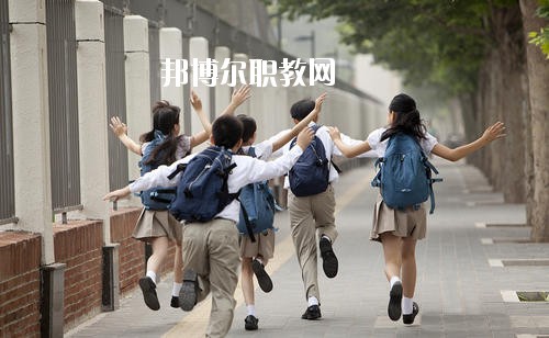高職院校院校就是高等職業(yè)教育，是?？茖哟蔚膶W(xué)校，一般高職院校都是采取多種形式、多種機(jī)制、多種模式的原則辦學(xué)，實行學(xué)校推薦、自主擇業(yè)，對于想要報考幼師學(xué)校的同學(xué)來說，近來，就有許多家長在咨詢關(guān)于四川哪些高職院校有幼師學(xué)校?那小編就簡單給大家介紹一下。如果你有更多疑問，歡迎點擊右側(cè)的咨詢欄與我們交流。  古藺職業(yè)高級幼兒師范中學(xué)辦學(xué)規(guī)模 教學(xué)總值達(dá)一千多萬元?，F(xiàn)有75個教學(xué)班，3800多名在校生，170多名教職工。2009年11有集團(tuán)下屬四川金沙江職業(yè)學(xué)院與學(xué)校聯(lián)合辦學(xué)，在校就讀的職高生可轉(zhuǎn)讀，套讀大專。  學(xué)校是古藺縣職業(yè)教育中心，古藺縣農(nóng)民工轉(zhuǎn)移培訓(xùn)中心，市文明單位，市德育工作先進(jìn)集體，市校風(fēng)示范學(xué)校，省校務(wù)公開先進(jìn)集體，省勞務(wù)開發(fā)培訓(xùn)基地，省重點中等職業(yè)學(xué)校，國家“星火計劃”科技培訓(xùn)學(xué)校。  古藺職業(yè)高級幼兒師范中學(xué)育人環(huán)境 學(xué)校實行開放式教學(xué)、封閉式管理。學(xué)校管理部門齊全，規(guī)章制度完善，辦學(xué)理念先進(jìn)，學(xué)習(xí)風(fēng)氣濃厚，課余活動豐富。學(xué)校建設(shè)有校園網(wǎng)，學(xué)生可以隨時了解國內(nèi)外大事和查閱各種信息、資料。  古藺職業(yè)高級幼兒師范中學(xué)教學(xué)設(shè)施 學(xué)校建有三樓一底1200多平方米的綜合實訓(xùn)大樓。擁有多媒體教室、計算機(jī)實作室、多功能電子實作實驗室、電子電器實訓(xùn)室、電子拖動實訓(xùn)室、電工操作室、制冷操作室、理化生實驗室、機(jī)械加工實訓(xùn)室、數(shù)控車床實作室、鉗焊工實作室、服裝制作室、繪畫室、階梯教室、練功房等。每間教室裝有廣播、閉路電視。擁有微機(jī)400臺、鋼琴30多臺、電動縫紉機(jī)100多臺、實訓(xùn)電視機(jī)150臺、電冰箱60臺、機(jī)床多臺、彩電示教板、焊機(jī)、采煤工程相關(guān)設(shè)備等各類教學(xué)設(shè)備，總價值1000多萬元。圖書室藏書4萬冊，各類報刊180余種。同時，擁有各專業(yè)的校外生產(chǎn)實訓(xùn)基地。  古藺職業(yè)高級幼兒師范中學(xué)師資力量 學(xué)校有教職工170多人，本科學(xué)歷達(dá)90%以上。有高級教師39人，中學(xué)一級教師51人，“雙師型”教師30多人。他們不僅有扎實的理論功底，而且是技能訓(xùn)練的行家里手。教師有180多篇論文在國家、省、市級獲獎。學(xué)校每年選送多名教師參加國家級技能培訓(xùn)，造就了一大批一專多能專業(yè)教師。  上面關(guān)于四川哪些高職院校有幼師學(xué)校，小編給大家介紹了。學(xué)校校園環(huán)境優(yōu)美，設(shè)施齊全，很適合讀書和生活，大家可以參考參考。小編想說的是，幼師不僅僅是一份職業(yè)，更多的是肩負(fù)著愛與責(zé)任，所以大家在校期間一定得認(rèn)真學(xué)習(xí)，才能勝任這份職業(yè)。如有更多報考專業(yè)或者選擇學(xué)校的問題，歡迎咨詢邦博爾網(wǎng)。