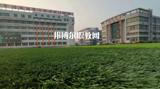 問：珠海索卡科技技工學(xué)校怎么樣、好不好?  答:珠海市索卡科技技工學(xué)校是經(jīng)珠海市人力資源和社會(huì)保障局批準(zhǔn)成立，廣東索卡集團(tuán)有限公司創(chuàng)辦的以培養(yǎng)中級(jí)技術(shù)人才為主的全日制中等技工學(xué)校。學(xué)校位于粵港澳大灣區(qū)的珠海市后花園高欄港經(jīng)濟(jì)區(qū)平沙鎮(zhèn)，是2020年珠海市西部地區(qū)僅有的一所中等職業(yè)學(xué)校。學(xué)校被列為廣東省足球協(xié)會(huì)(珠海)培訓(xùn)實(shí)驗(yàn)基地、珠海市新型技能人才培訓(xùn)基地，珠海市國防與公共安全體驗(yàn)基地。  珠海索卡科技技工學(xué)校就業(yè) 學(xué)校堅(jiān)持校企合作的辦學(xué)思路，采取訂單式的人才培養(yǎng)模式，與省市足協(xié)和部分省內(nèi)外高等院校、眾多優(yōu)質(zhì)企業(yè)建立了校企合作關(guān)系，學(xué)生就業(yè)率保持在100%。索卡集團(tuán)以“體育+旅游”產(chǎn)業(yè)開發(fā)為核心，多元化經(jīng)營，業(yè)務(wù)覆蓋體育、游艇、教育、酒店、醫(yī)療、康復(fù)康養(yǎng)、產(chǎn)業(yè)科研、商業(yè)運(yùn)營、資本投資等領(lǐng)域，2019年正在珠海市平沙鎮(zhèn)投資建設(shè)“索卡國際足球小鎮(zhèn)”項(xiàng)目，計(jì)劃總投資60億元人民幣。  珠海索卡科技技工學(xué)校 學(xué)校規(guī)劃占地面積205畝，現(xiàn)有建筑面積約3萬平方米，環(huán)境優(yōu)美，交通便利，教學(xué)生活設(shè)施齊全，是一所獨(dú)具特色的技工學(xué)校。學(xué)校建有標(biāo)準(zhǔn)足球場、籃球場、排球場、羽毛球場、乒乓球場等活動(dòng)場所。有教學(xué)樓、實(shí)訓(xùn)樓、學(xué)生公寓樓、學(xué)術(shù)報(bào)告廳、學(xué)生社團(tuán)活動(dòng)中心等教育教學(xué)生活場所。  珠海索卡科技技工學(xué)校管理 學(xué)校管理科學(xué)規(guī)范，采取全封閉軍事化管理模式。學(xué)校有一支既能從事理論教學(xué)，又能指導(dǎo)實(shí)訓(xùn)的“雙師型”隊(duì)伍。學(xué)校堅(jiān)持“以就業(yè)為導(dǎo)向、以服務(wù)為宗旨、以質(zhì)量求生存、以管理樹形象、以特色謀發(fā)展，達(dá)到學(xué)生、家長、用人單位滿意”的辦學(xué)理念，根據(jù)市場需求，對接企業(yè)建專業(yè)，對接崗位設(shè)課程，根據(jù)興趣選專業(yè)，與就業(yè)市場緊密對接。  我們的起點(diǎn)可能很低，但我們要有扭轉(zhuǎn)局面的能力，努力把自己的成績提升上去，很多的學(xué)校都是看重統(tǒng)招的分?jǐn)?shù)線的，只有把自己的學(xué)習(xí)提升上了了，你在考試中才能夠游刃有余，一次考試定乾坤，最后選擇有優(yōu)勢的學(xué)校。
