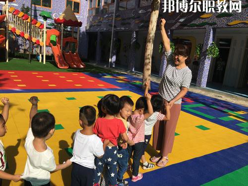 隨著我國(guó)人口基數(shù)的大幅上漲，我國(guó)幼兒園的數(shù)量呈現(xiàn)逐年遞增的趨勢(shì)，但符合現(xiàn)在教育標(biāo)準(zhǔn)的專(zhuān)業(yè)性幼兒教師卻少之又少，所以說(shuō)幼兒教師行業(yè)是現(xiàn)目前非常有發(fā)展前途的行業(yè)之一。近日就有不少同學(xué)咨詢(xún)小編關(guān)于成都女生讀幼師學(xué)校學(xué)什么專(zhuān)業(yè)好?女生若是想學(xué)幼師類(lèi)專(zhuān)業(yè)，可以選擇的專(zhuān)業(yè)方向是很多的，在這里就給大家介紹一下。  學(xué)前教育專(zhuān)業(yè)就業(yè)前景 在早期教育方面，0-3歲是人的一生中發(fā)展最重要的時(shí)期。一個(gè)人的學(xué)習(xí)能力的50%是在生命的頭4年中發(fā)展起來(lái)的，初生嬰兒的腦發(fā)育比15歲孩子快1000倍。很多思想和智力是在3歲前打下基礎(chǔ)的。0-3歲是嬰幼兒成長(zhǎng)的關(guān)鍵期：最初的身體素質(zhì)、智力發(fā)展、個(gè)性品質(zhì)的形成于發(fā)展都是從這里開(kāi)始的。越來(lái)越多的家長(zhǎng)開(kāi)始接受并重視早期教育，早期教育在我國(guó)經(jīng)過(guò)10余年的發(fā)展已經(jīng)形成相當(dāng)?shù)囊?guī)模，不僅是大城市，就算是三、四線(xiàn)城市也隨處可見(jiàn)大大小小的“親子園”“親子中心”“早教中心”等早教機(jī)構(gòu)，但專(zhuān)業(yè)的早期教育師資嚴(yán)重不足。  學(xué)前教育專(zhuān)業(yè)就業(yè)崗位 1、教師或兒童顧問(wèn);  2、兒童發(fā)展評(píng)估和指導(dǎo)人員、兒童教育和衛(wèi)生發(fā)展政策制定者、兒童教育咨詢(xún)專(zhuān)家——在有關(guān)政府機(jī)關(guān)、各大醫(yī)院的兒科門(mén)診工作;  3、兒童專(zhuān)欄節(jié)目采編人員——在報(bào)社、雜志社、電臺(tái)電視臺(tái)等媒體工作;  4、各類(lèi)兒童用品開(kāi)發(fā)的專(zhuān)業(yè)顧問(wèn)或市場(chǎng)調(diào)查和分析專(zhuān)業(yè)人士等。  幼師專(zhuān)業(yè)介紹 培養(yǎng)目標(biāo)：本專(zhuān)業(yè)培養(yǎng)熱愛(ài)幼兒教育事業(yè)，能適應(yīng)幼兒教育改革與發(fā)展的需要，關(guān)愛(ài)幼兒，有良好的師德、寬厚的科學(xué)文化知識(shí)和扎實(shí)的學(xué)前教育專(zhuān)業(yè)理論，具有過(guò)硬的專(zhuān)業(yè)技能、教育能力及教育研究的意識(shí)和能力，綜合素質(zhì)高，能在托幼機(jī)構(gòu)從事0-6歲保教、管理工作的幼兒教師。  核心課程：舞蹈，視唱，琴法，樂(lè)理，聲樂(lè)，美術(shù)，鍵盤(pán)和聲與伴奏，幼兒歌曲伴奏，玩教具制作，教師口語(yǔ)，教師禮儀，幼兒游戲與主持，幼兒教育學(xué)，兒童文學(xué)，幼兒衛(wèi)生與保健，幼兒心里學(xué)，幼師英語(yǔ)，珠心算等。  女生讀學(xué)前教育怎么樣 學(xué)前教育前景不錯(cuò)，對(duì)女孩來(lái)說(shuō)尤其是不錯(cuò)的選擇。特別是有品牌的幼兒園，十分吃香。  隨著我國(guó)幼教事業(yè)的迅速發(fā)展，對(duì)于幼兒教師和管理人員的需求驟增，幼師專(zhuān)業(yè)的畢業(yè)生供不應(yīng)求。盡管今年來(lái)全國(guó)各地一些院校增建了學(xué)前教育專(zhuān)業(yè)來(lái)培養(yǎng)幼兒教師，仍然不能滿(mǎn)足整個(gè)社會(huì)的需求。  國(guó)家中長(zhǎng)期教育改革和發(fā)展規(guī)劃綱要(2010-2020年)中指出，到2020年，普及學(xué)前一年教育，基本普及學(xué)前兩年教育，重視0至3歲嬰幼兒教育。大力發(fā)展公辦幼兒園，積極扶持民辦幼兒園。嚴(yán)格執(zhí)行幼兒教師資格標(biāo)準(zhǔn)，依法落實(shí)幼兒教師地位和待遇。  上面關(guān)于成都女生讀幼師學(xué)校學(xué)什么專(zhuān)業(yè)好，小編給大家介紹了。幼教專(zhuān)業(yè)現(xiàn)在已經(jīng)成為了當(dāng)代女生選擇的熱門(mén)的教育行業(yè)之一。因?yàn)橛讕熓呛⒆映砷L(zhǎng)關(guān)鍵的存在，越來(lái)越多的孩子需要受到教育，幼兒教師在今后的道路是很寬廣的。對(duì)于女生來(lái)說(shuō)，幼師專(zhuān)業(yè)還是不錯(cuò)的，因?yàn)閷?lái)從事工作上會(huì)有許多優(yōu)勢(shì)，比較好就業(yè)。