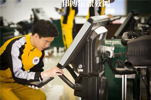 如今，汽修行業(yè)成為了當(dāng)下最熱門(mén)的行業(yè)，這已經(jīng)是一個(gè)不爭(zhēng)的事實(shí)了，很多汽修企業(yè)都需要經(jīng)驗(yàn)豐富的優(yōu)秀人才，汽修人才缺口很大，這使很多學(xué)生都想報(bào)考汽修學(xué)校，近日就有同學(xué)咨詢(xún)小編關(guān)于成都設(shè)有汽修學(xué)校的公辦大專(zhuān)學(xué)校?成都有很多公辦大專(zhuān)學(xué)校都開(kāi)設(shè)了汽修類(lèi)相關(guān)專(zhuān)業(yè)，在這里小編就給大家簡(jiǎn)單介紹一下。  成都紡織高等專(zhuān)科學(xué)校辦學(xué)性質(zhì)：公辦大學(xué)  成都紡織高等專(zhuān)科學(xué)校簡(jiǎn)介 成都紡織高等專(zhuān)科學(xué)校是四川省政府舉辦的全日制普通高等學(xué)校，直屬四川省教育廳，是中國(guó)西南地區(qū)唯一獨(dú)立建制的紡織類(lèi)高等學(xué)校，國(guó)家骨干高等職業(yè)院校建設(shè)單位、四川省首批示范性高等職業(yè)院校建設(shè)單位。  學(xué)校地處四川省成都市犀浦鎮(zhèn)，校園面積616畝，原成都市世界樂(lè)園已改建成為學(xué)校北苑校區(qū)。學(xué)校環(huán)境優(yōu)美，交通便利，設(shè)施優(yōu)良，成灌高鐵、成都地鐵2號(hào)線可達(dá)學(xué)校。  成都紡織高等專(zhuān)科學(xué)校歷史沿革 學(xué)校前身為創(chuàng)立于1939年的國(guó)立中央技藝專(zhuān)科學(xué)校，秉承“服務(wù)紡織、服務(wù)社會(huì)、服務(wù)學(xué)生、服務(wù)人民”的辦學(xué)理念和培養(yǎng)具有“工程師之素養(yǎng)、技工之身手”的育人傳統(tǒng)，艱苦奮斗，薪火相傳，形成了“敬業(yè)奉獻(xiàn)、民主和諧、自強(qiáng)不息、追求卓越”的學(xué)校精神、“德修于正、學(xué)究于行”的校訓(xùn)、“團(tuán)結(jié)、勤奮、求實(shí)、創(chuàng)新”的校風(fēng)、“范、勤、嚴(yán)、愛(ài)”的教風(fēng)、“好學(xué)、善問(wèn)、勤思、篤行”的學(xué)風(fēng)。  改革開(kāi)放以來(lái)，學(xué)校緊緊抓住我國(guó)經(jīng)濟(jì)社會(huì)和高等教育快速發(fā)展的歷史機(jī)遇，深化改革、銳意進(jìn)取、科學(xué)發(fā)展，辦學(xué)條件不斷改善，辦學(xué)水平顯著提高，為區(qū)域經(jīng)濟(jì)社會(huì)發(fā)展和我國(guó)紡織產(chǎn)業(yè)的發(fā)展做出了應(yīng)有貢獻(xiàn)。  成都紡織高等專(zhuān)科學(xué)校汽車(chē)檢測(cè)與維修技術(shù)專(zhuān)業(yè) 培養(yǎng)目標(biāo)：本專(zhuān)業(yè)培養(yǎng)適應(yīng)社會(huì)主義市場(chǎng)經(jīng)濟(jì)發(fā)展需要的、具有良好專(zhuān)業(yè)素質(zhì)和職業(yè)技能的從事汽車(chē)檢測(cè)、維修及相關(guān)工作的高素質(zhì)、高技能工程應(yīng)用型人才。  主要課程：工程制圖、機(jī)械基礎(chǔ)、液壓氣動(dòng)技術(shù)、發(fā)動(dòng)機(jī)與汽車(chē)?yán)碚?、電工與電子技術(shù)基礎(chǔ)、汽車(chē)發(fā)動(dòng)機(jī)構(gòu)造與維修、汽車(chē)底盤(pán)構(gòu)造與維修、汽車(chē)故障診斷與維修、汽車(chē)電氣設(shè)備構(gòu)造與維修、汽車(chē)專(zhuān)項(xiàng)高級(jí)技能與訓(xùn)練。  專(zhuān)業(yè)師資：教授2人、副教授5人、講師10人、工程師3人、技師3人。  教學(xué)成果：參加四川省汽車(chē)維修與故障診斷技能大賽二等獎(jiǎng);發(fā)表科研論文12篇。  就業(yè)情況：畢業(yè)生主要面向汽車(chē)維修及其它汽車(chē)服務(wù)業(yè)從事汽車(chē)檢測(cè)、維修及相關(guān)技術(shù)服務(wù)工作。  就業(yè)率近5年保持在95%以上，畢業(yè)后半年平均收入3094元/月、專(zhuān)業(yè)相關(guān)度71%。  上面關(guān)于成都設(shè)有汽修學(xué)校的公辦大專(zhuān)學(xué)校，小編簡(jiǎn)單的介紹了，公辦學(xué)校的優(yōu)勢(shì)在于，在收費(fèi)和政府支持上有一定的優(yōu)勢(shì)，無(wú)論你上的是公辦學(xué)校還是民辦學(xué)校，同學(xué)們都要記住，重要的不是你上的是什么學(xué)校，而是你真正能在學(xué)校學(xué)到些什么東西，這才是最重要的事情。