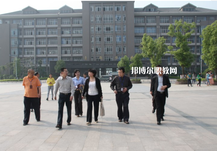 重慶2021年讀中專學(xué)校一年要多少錢(qián)