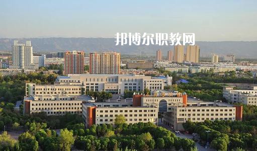 新疆石河子衛(wèi)生學校2021年有哪些專業(yè)?我們知道同學們在選擇專業(yè)的時候?qū)嶋H上專業(yè)比學校更重要，對于同學們來說在選擇專業(yè)的時候是需要慎重的。  新疆石河子衛(wèi)生學校專業(yè)設置 學校設有：護理學、藥劑學、檢驗學三大專業(yè)。其中護理學：有中專和大專兩種，大專為石河子大學在該校委培專業(yè)，頒發(fā)石河子大學的畢業(yè)證書。  新疆石河子衛(wèi)生學校學校優(yōu)勢 學校地址位于石河子市中心位置，旁邊為石河子市人民醫(yī)院(農(nóng)八師石河子市人民醫(yī)院)也是石河子的120急救中心。步行至石河子市游憩廣場只需要10分鐘，學校地理位置屬于石河子市市中心。交通發(fā)達。  學習優(yōu)勢：每門課程都有專業(yè)的老師帶教，在每個假期，都將組織學生參與臨床見習，增加學生的臨床經(jīng)驗。  其他優(yōu)勢：每一位在校生，都可以申請國家貧困助學金，國家撥款，每人每年1500元，均發(fā)至學生手上，解決了學生的基本溫飽問題，為貧困學生創(chuàng)造了學習條件。  另：南疆三地州學生、農(nóng)村籍學生、貧困生(非城市、城鎮(zhèn)戶口)可以申請減免學費，每人每年減免2000元，即只需繳納400元，即可上學，完成貧困學生學習的心愿。學生可以使用半價火車票往返，每年4次。  新疆石河子衛(wèi)生學校學校榮譽 學校以治校嚴謹，講求質(zhì)量，辦學成績斐然而著稱。多年來被石河子市評為“精神文明先進單位”、“民族團結(jié)先進單位”、“衛(wèi)生綠化先進單位”、“綜合治理先進單位”、“招生先進集體”，“德育教育先進學校”。 2000年通過兵團《中等醫(yī)學主要專業(yè)設置》評估;2003年通過兵團《中等職業(yè)學校合格評估》;2002年被國家教育部首批確定為“全國護理專業(yè)示范點學校”;2003年教育部評估為“全國重點中等職業(yè)學校”;2004年教育部確定為全國“護理專業(yè)領域技能型人才培養(yǎng)培訓基地”，同時，被國家教育部列為“全國衛(wèi)生職業(yè)教學模式研究課題組學校”、“面向二十一世紀全國衛(wèi)生職業(yè)學校系列教改教材編輯委員會”學校. 2005年4月，參加“全國護理教學改革成果展示賽”榮獲團體“二等獎”和“組織獎”。2005年12月被教育教育部評為“全國護理教學改革先進學校”。  小編為同學們整理好了學校的招生專業(yè)，同學們可以仔細的看看，對于同學們自己來說選擇一個適合自己的專業(yè)是非常重要的事情的哦，這樣才能保證后期的就業(yè)的哦。