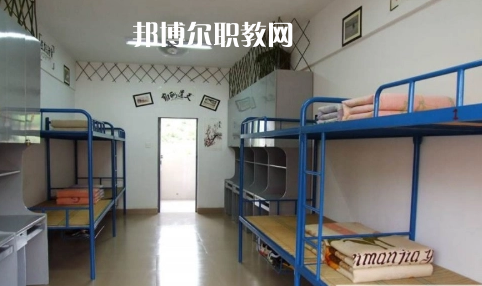貴定縣技工學(xué)校報(bào)名條件、招生要求、招生對(duì)象是什么要求呢?每一個(gè)學(xué)校在招收學(xué)生的時(shí)候都是會(huì)有自己的要求的，同學(xué)們?cè)谡覍W(xué)校的時(shí)候也特別的擔(dān)心自己能不能符合到學(xué)校，小編就遇到很多這樣的學(xué)生來(lái)問(wèn)，為了幫助同學(xué)們了解，小編就來(lái)整理一下學(xué)校這方面的要求。  貴定縣技工學(xué)校招生對(duì)象和條件 具有本縣戶籍井且參加當(dāng)年中招考試，品德合格、身體健康，自愿報(bào)名的應(yīng)屆初中畢業(yè)生     貴定縣技工學(xué)校錄取方式 根據(jù)當(dāng)年高中錄取分?jǐn)?shù)線下浮50分以內(nèi)，錄滿名額為止。  貴定縣技工學(xué)校就讀形式 第一學(xué)年在貴定職校就讀，開設(shè)普通高中一年級(jí)課程，適當(dāng)增加職業(yè)技能基礎(chǔ)課。一年后通過(guò)參加由貴定一中統(tǒng)一組織的選拔考試，按比例分流到貴定一中就讀。也可根據(jù)自己的意向選擇我校專業(yè)就讀，走技能成才之路，通過(guò)備考后報(bào)讀高職院校。  貴定縣技工學(xué)校校企合作 為貫徹落實(shí)好國(guó)家關(guān)于加強(qiáng)東西部扶貧協(xié)作的要求，進(jìn)一步加強(qiáng)職業(yè)教育東西協(xié)作，發(fā)揮職業(yè)教育助推脫貧攻堅(jiān)的重要作用。5月7日，副縣長(zhǎng)荊茂團(tuán)、政府辦副主任韋凱倫、扶貧辦副主任蔡健一行，來(lái)到貴定職校開展關(guān)于廣州市南沙區(qū)“美的集團(tuán)”專項(xiàng)結(jié)對(duì)幫扶調(diào)研會(huì)議，貴定縣人力資源和社會(huì)保障局副局長(zhǎng)、黨組副書記、貴定職校校長(zhǎng)周傳德同志、副校長(zhǎng)羅連慧等參加了會(huì)議。  會(huì)上，荊茂團(tuán)副縣長(zhǎng)首先指出：要貫徹好國(guó)家“東西協(xié)作”的要求，落實(shí)好東部地區(qū)幫助西部地區(qū)盡快實(shí)現(xiàn)全面脫貧的工作，他強(qiáng)調(diào)，在職業(yè)教育上解決學(xué)生就業(yè)問(wèn)題是關(guān)鍵。他還向貴定職校校長(zhǎng)周傳德同志提出希望：希望貴定職校能輸送專業(yè)性強(qiáng)的學(xué)生到廣州市南沙區(qū)“美的集團(tuán)”工作，解決學(xué)生就業(yè)難的問(wèn)題。隨后，周校長(zhǎng)向荊副縣長(zhǎng)匯報(bào)了我校當(dāng)前面臨的**困難是缺乏專業(yè)教師和教學(xué)設(shè)施設(shè)備，希望廣州方面能夠給予幫助。  荊副縣長(zhǎng)立即表示：廣州市南沙區(qū)“美的集團(tuán)”會(huì)派相關(guān)的專業(yè)人員到貴定職校進(jìn)行培訓(xùn)和指導(dǎo)，并希望我校派出相關(guān)專業(yè)教師到美的集團(tuán)進(jìn)行交流學(xué)習(xí)，目的是加快校企合作的廣度與深度，促進(jìn)教學(xué)、師資隊(duì)伍質(zhì)量的全面提升，提高就業(yè)簽約率與對(duì)口率;如果我校與“美的集團(tuán)”確定校企合作關(guān)系后，“美的集團(tuán)”將會(huì)給學(xué)校提供相關(guān)的專業(yè)設(shè)施設(shè)備，開展師資能力培訓(xùn)等，以提高專業(yè)的教育教學(xué)質(zhì)量，真正實(shí)現(xiàn)“一人就業(yè)、全家脫貧”。  小編為同學(xué)們整理了關(guān)于學(xué)校的招生條件這些，實(shí)際上正常畢業(yè)的同學(xué)基本都是可以就讀的，只是在學(xué)習(xí)專業(yè)的時(shí)候同學(xué)們需要慎重一點(diǎn)，有的專業(yè)是有專業(yè)要求的，那個(gè)就必須符合，因?yàn)殛P(guān)系到今后的就業(yè)的情況的，小編建議同學(xué)們?nèi)绻_實(shí)是要就讀職校的話都要提前一點(diǎn)選擇好。