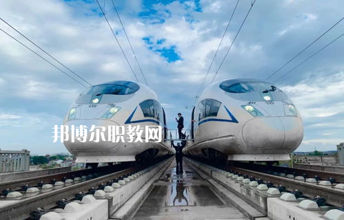 蘭州2022年軌道交通學(xué)校中專升大?？际裁? width=