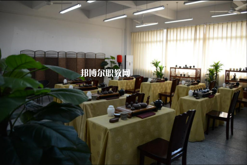 重慶工藝美術(shù)學(xué)校2022年學(xué)費、收費多少