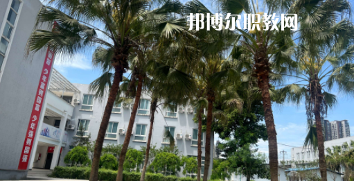 成都光華技工學(xué)校地址在哪里，哪個地區(qū)，哪個城市?